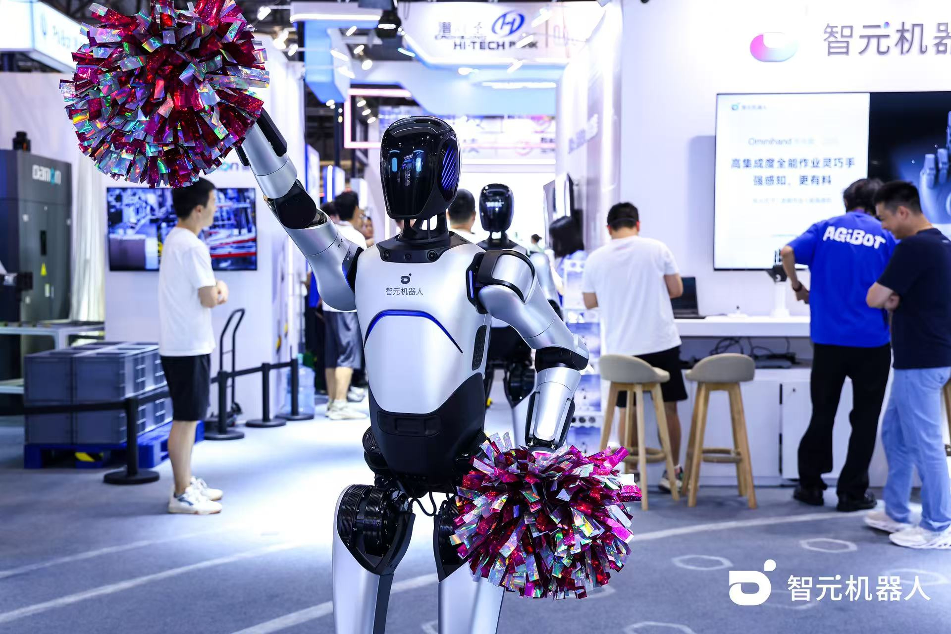 DG视讯机器人 WAIC 首日展台火爆，机器人家族集体打工忙不停